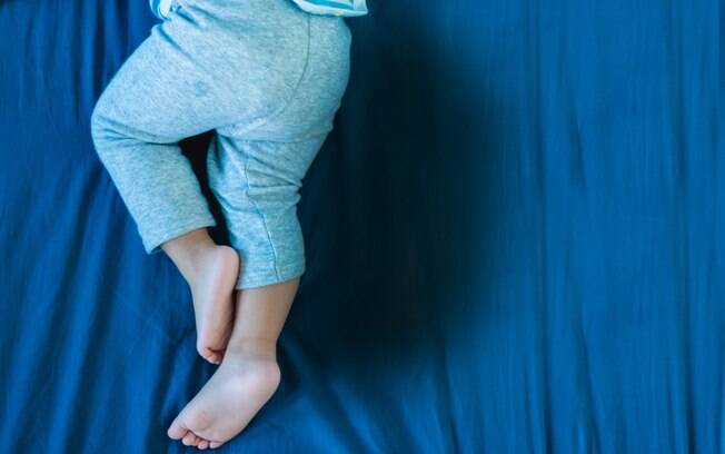 O xixi na cama é comum durante o desfralde e até os cinco anos de idade, após isso, deve-se buscar orientação médica