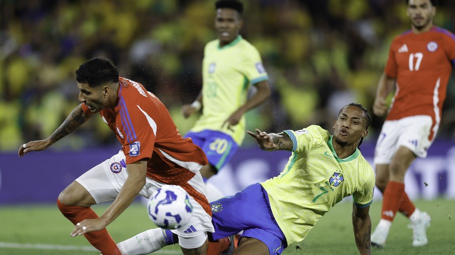 João Pedro em disputa de bola contra o Chile