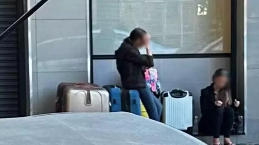 Mãe e filha passavam algumas horas na calçada, até o McDonalds reabrir