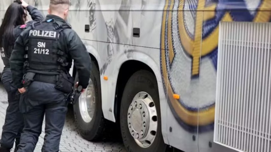 Policiais inspecionam ônibus do Real Madrid após acidente