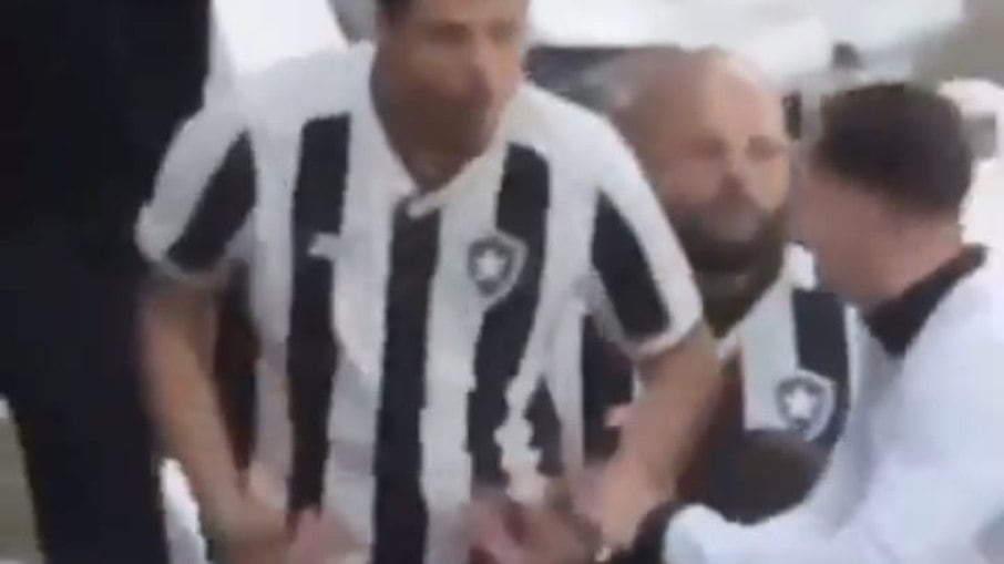 Torcedor do Botafogo foi flagrado fazendo gestos racistas