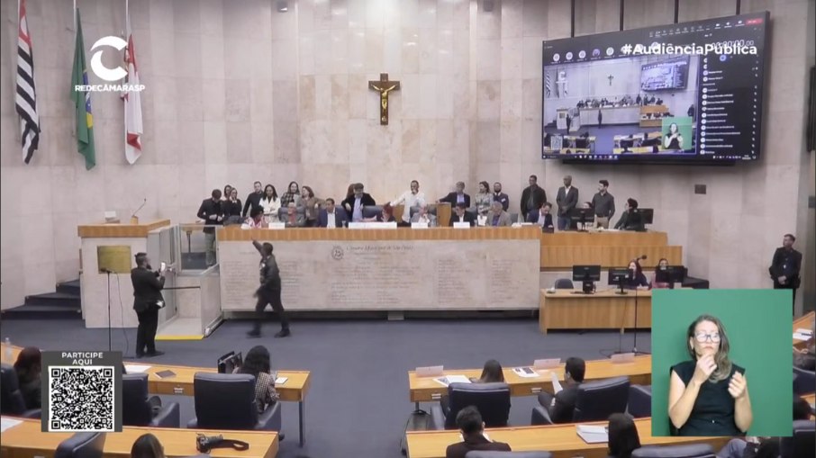 Confusão na audiência pública Confusão na audiência pública