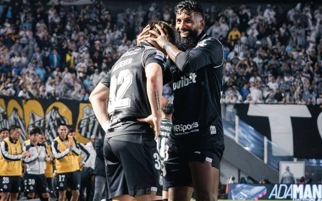 Neymar conversa com técnico Cuca durante no CT Rei Pelé