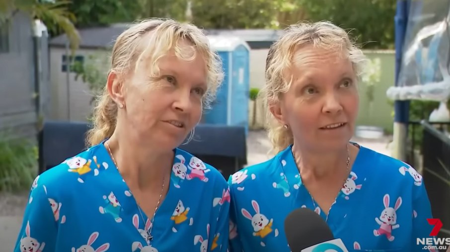 Gêmeas idênticas Bridgette e Paula Powers viralizaram com sua entrevista ao 7 News, contando o momento em que sua mãe ficou cara a cara com um suposto atirador Gêmeas idênticas Bridgette e Paula Powers viralizaram com sua entrevista ao 7 News, contando o momento em que sua mãe ficou cara a cara com um suposto atirador