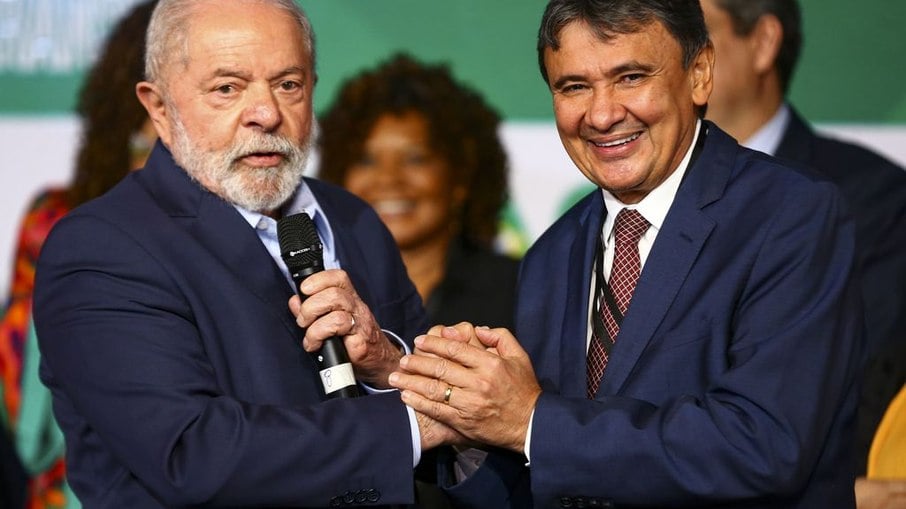 O presidente eleito, Luiz Inácio Lula da Silva, e o ministro do Desenvolvimento Social, Wellington Dias, durante anúncio de novos ministros que comporão o governo.