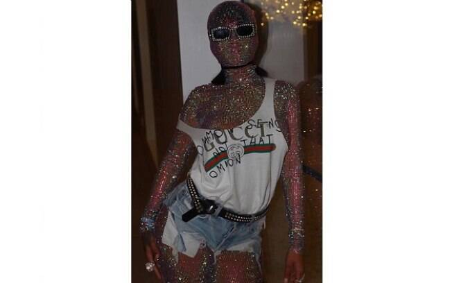Cantora Rihanna escolheu um modelo cheio de brilho da Colcci para curtir o Coachella