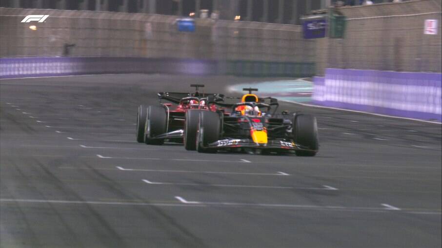 Max Verstappen ultrapassou Leclerc na volta 47/50