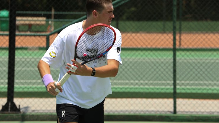 João Fonseca cumpre promessa e surge treinando com visual novo