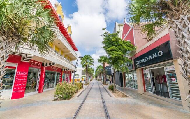 Passeios em Aruba: um dos jeitos mais fáceis de se locomover por Oranjestad é pegando um bonde de graça