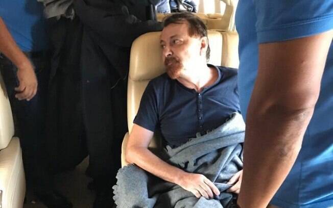 Cesare Battisti embarcou em avião rumo a Roma após ser preso em Santa Cruz de La Sierra, na Bolívia, na tarde de domingo (13)