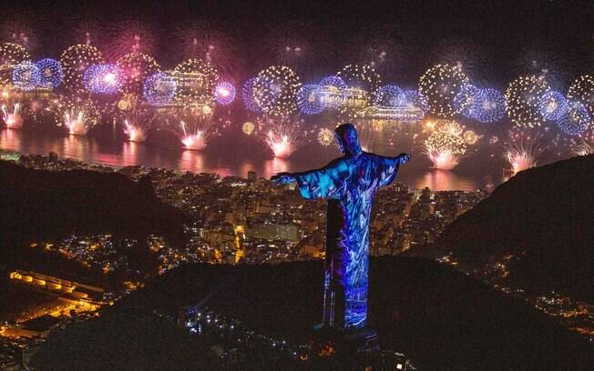 Cristo Redentor iluminado por fogos no réveillon