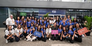 CBA leva 30 garotas aos bastidores da F1 em Interlagos