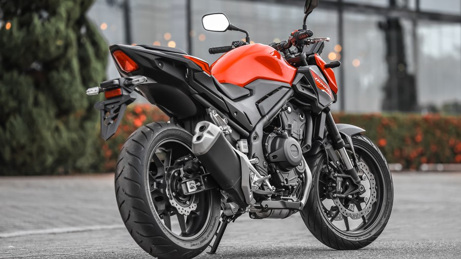 Honda CB500 Hornet 2027 será vendida nas cores Vermelho, Preto Perolizado e Prata Metálico