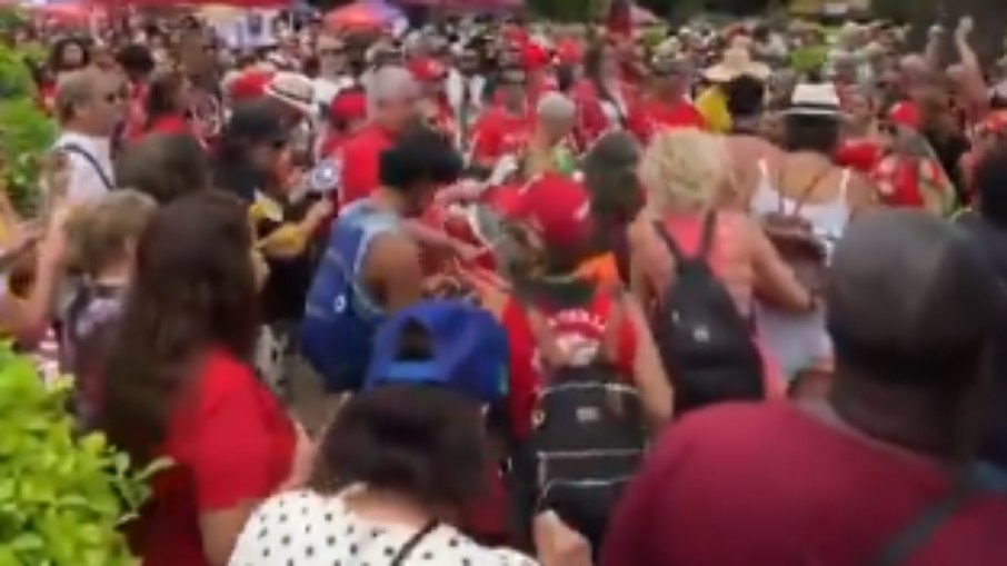 Manifestantes fazem protestos contra o Congresso neste domingo (14) Manifestantes fazem protestos contra o Congresso neste domingo (14)