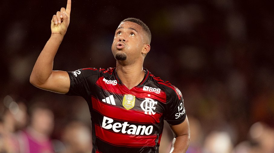 Samuel Lino abriu o placar para o Flamengo contra o Ceará