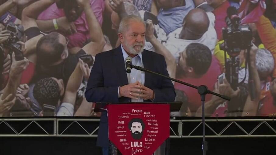 Lula realiza discurso no Sindicato dos Metalúrgicos do ACB