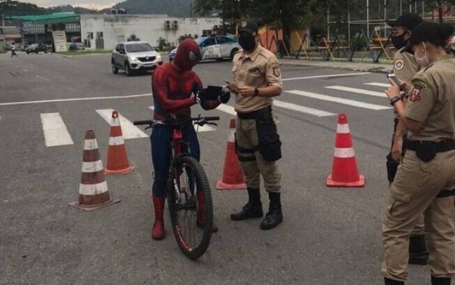 'Homem-Aranha' que estava em bicicleta precisou apresentar documentos para passar por bloqueio em Niterói