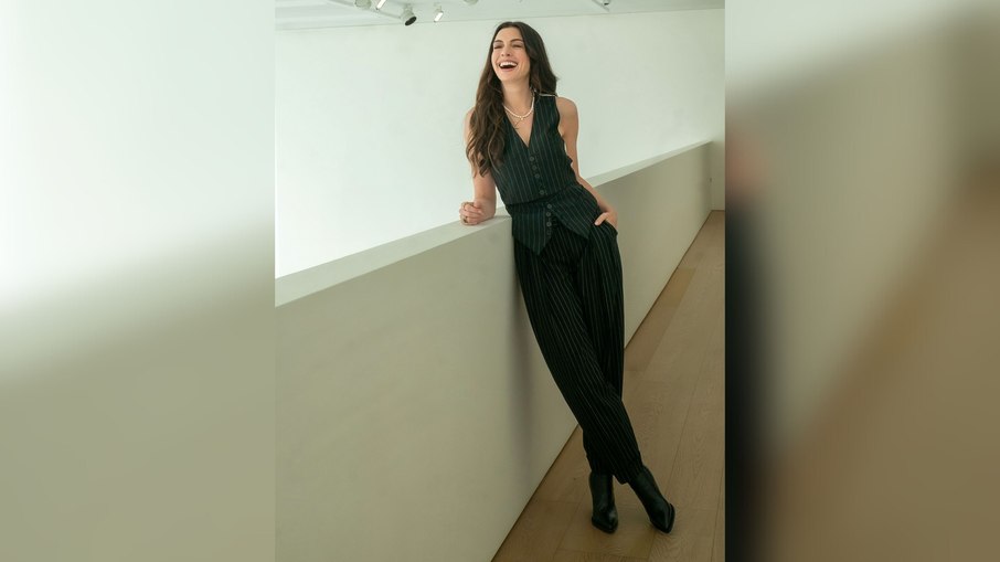 Anne Hathaway publica primeira foto como Andy Sachs Anne Hathaway publica primeira foto como Andy Sachs