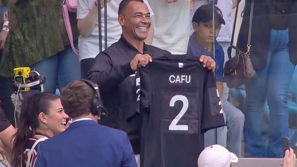 Neymar, Cafu e famosos agitam primeiro jogo da NFL no Maracanã
