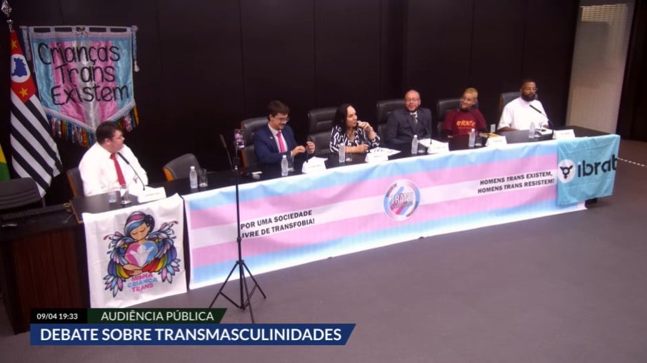 Mesa durante 1ª audiência pública sobre transmasculinidades na Alesp