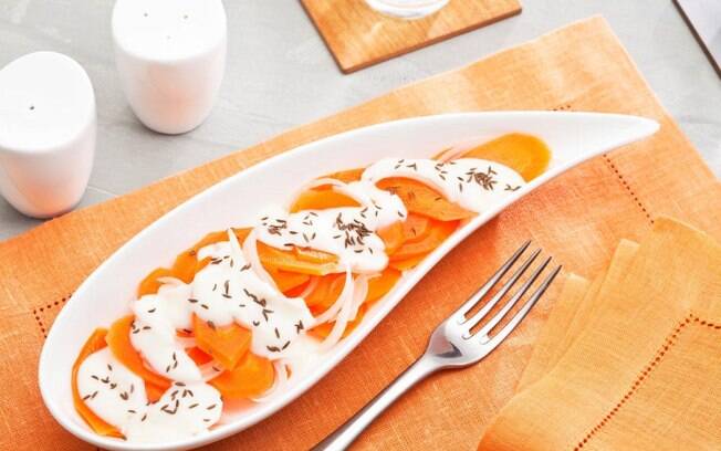 A cenoura com molho de iogurte e Kummel é uma ótima opção para servir como entrada