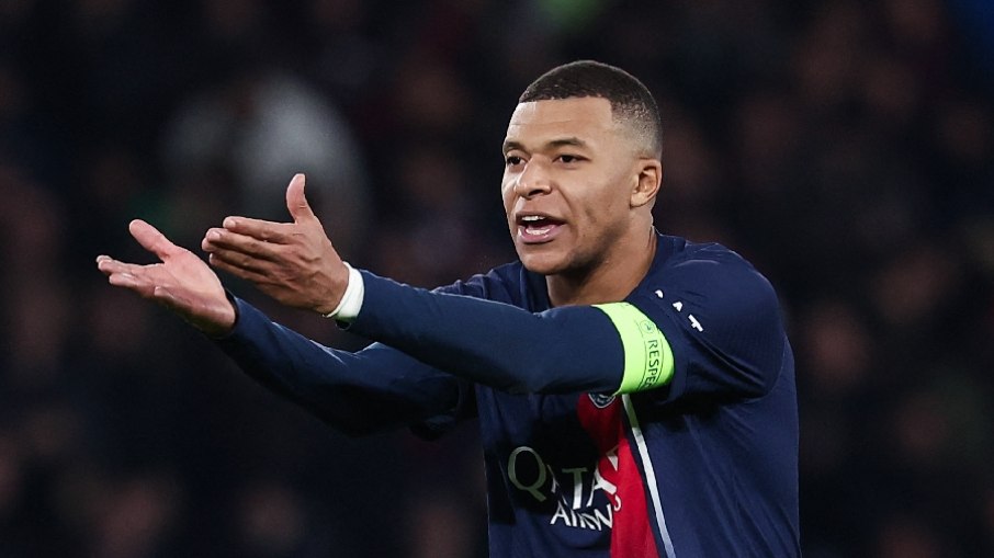 Mbappé comunica PSG que deixará o clube em julho