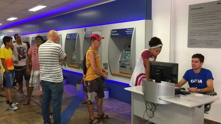 Trabalhadores demitidos que tinham saque-aniversário do FGTS recebem hoje saldo acima de R$ 3 mil