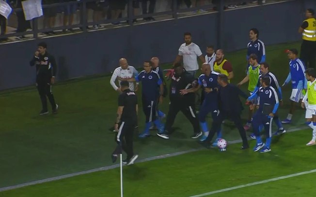 Momento em que Artur Jorge discute com torcida adversária