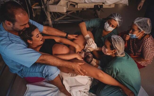 Geórgia nasceu há uma semana e Eduardo Bolsonaro recordou momento compartilhado foto do parto