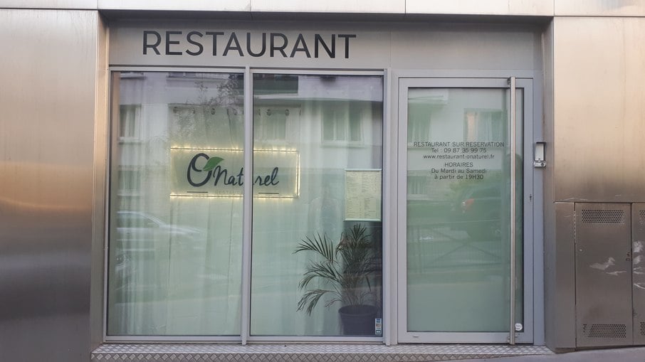 Cortinas escondem o interior do restaurante para o público na rua