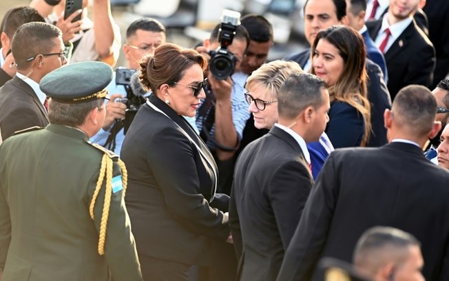 A presidente hondurenha, Xiomara Castro (no centro, à esquerda), conversa com a embaixadora dos Estados Unidos em Honduras, Laura Dogu, durante o hasteamento da bandeira nacional no monte Juana A. Laínez, em Tegucigalpa, em 1/09/2024