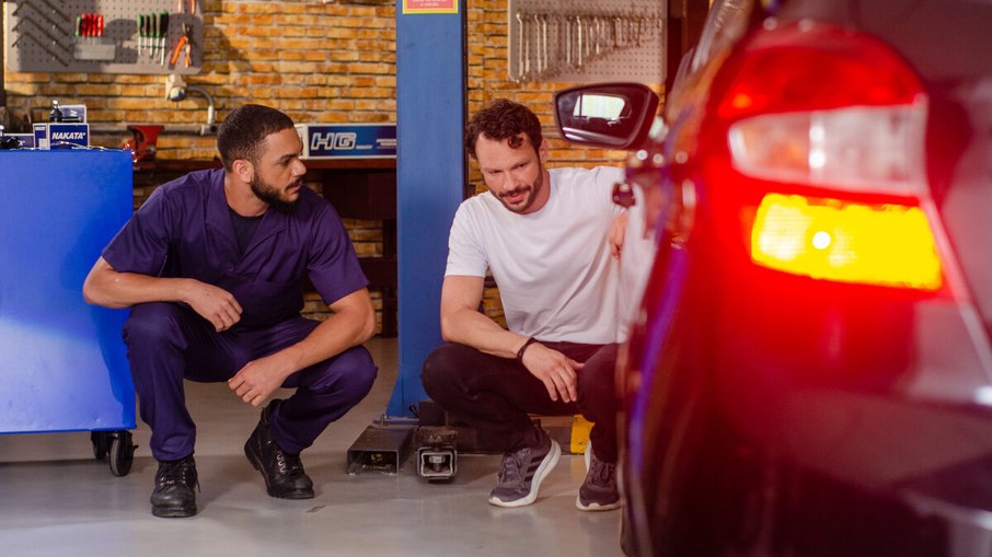 Ruídos, instabilidade e desgaste irregular dos pneus podem indicar problemas na suspensão e exigir uma inspeção preventiva. Ruídos, instabilidade e desgaste irregular dos pneus podem indicar problemas na suspensão e exigir uma inspeção preventiva.