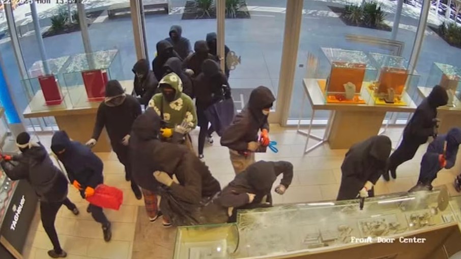 Grupo encapuzado invadiu loja e quebrou vitrines Grupo encapuzado invadiu loja e quebrou vitrines