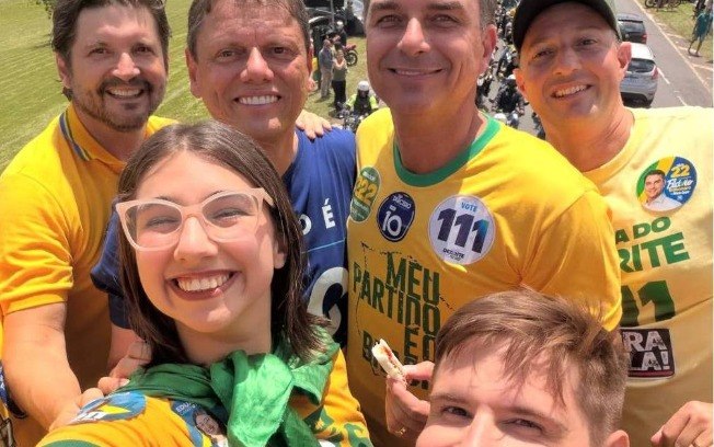 Eduarda Campopiano (PL) em foto de campanha publicada com mensagem de apoio a Pavanato, Derrite, André do Prado, Tarcísio de Freitas e Flávio Bolsonaro (PL) 