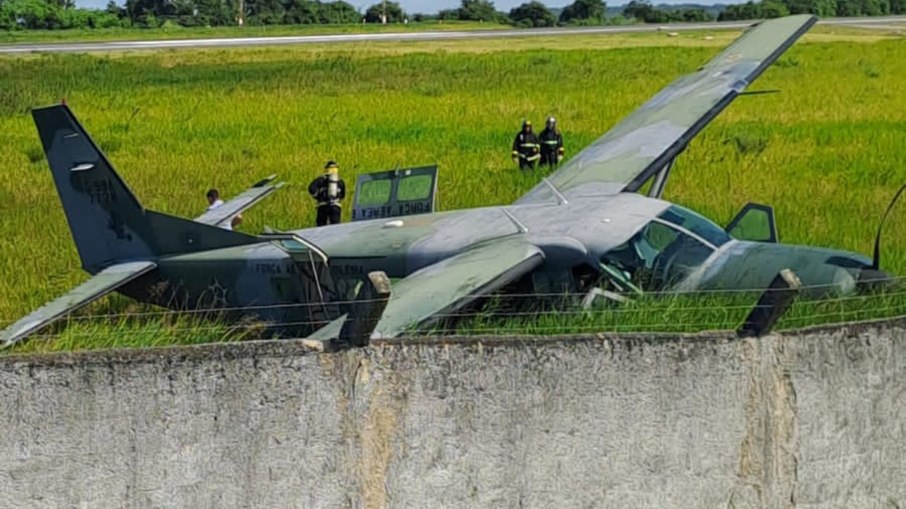 Avião da Fab sai da pista durante pouso no aeroporto de Porto Seguro (BA)