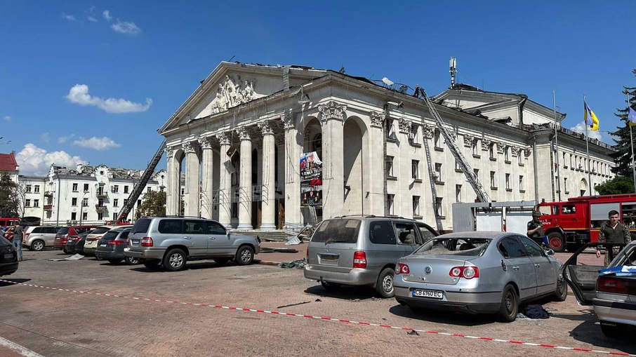 Prédio destruído após ataque russo em Chernihiv, norte da Ucrânia