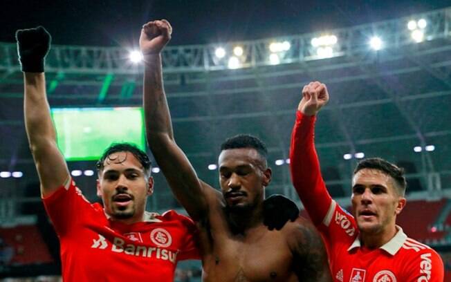 Em primeiro jogo após denunciar lateral do Corinthians, Edenilson comemora gol com gesto antirracista