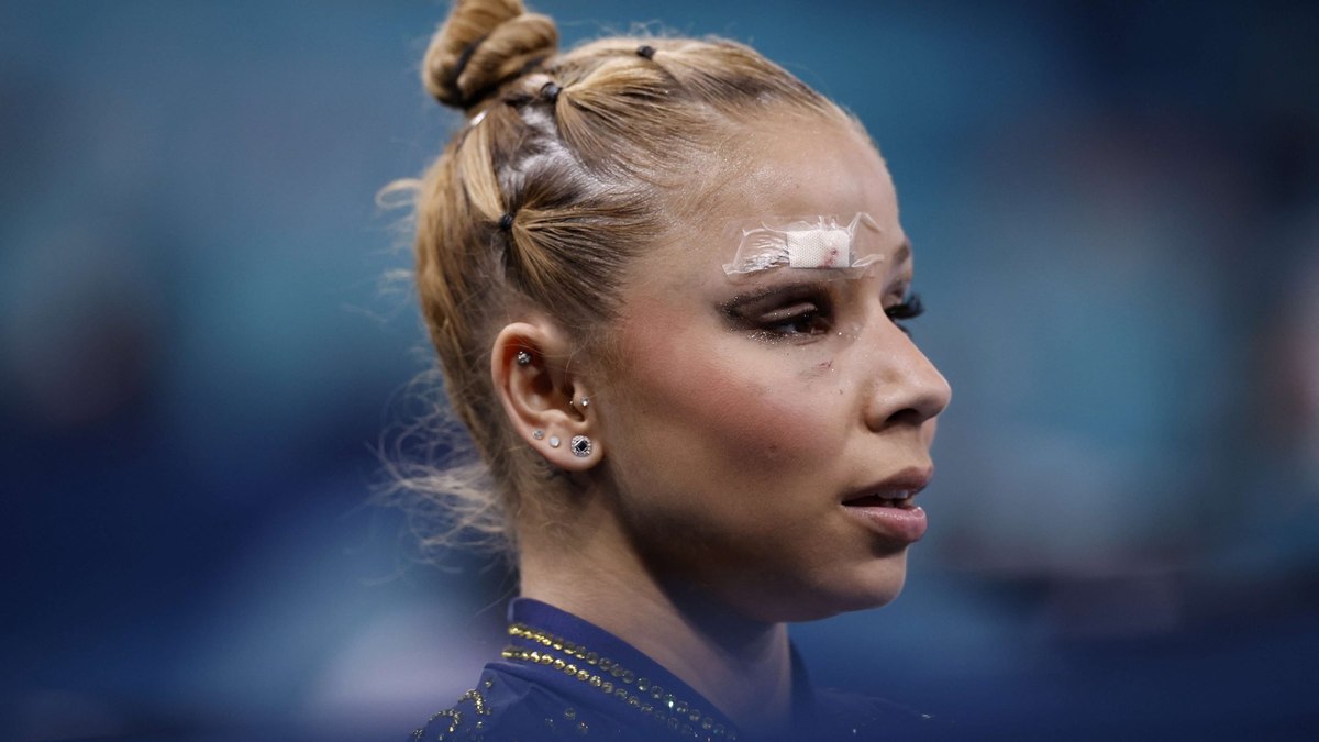 Flavia Saraiva com o curativa durante às disputas por equipes na ginástica