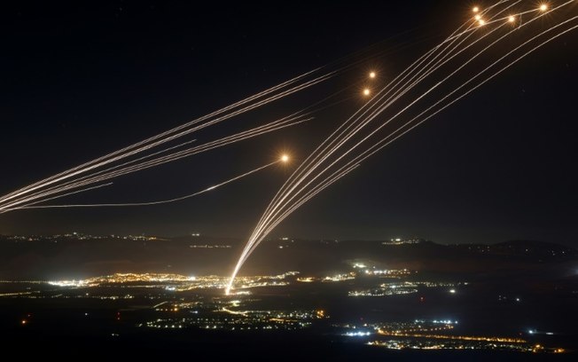 Foguetes disparados do sul do Líbano interceptados pela defesa antiaérea israelense no norte de Israel, em 4 de agosto de 2024