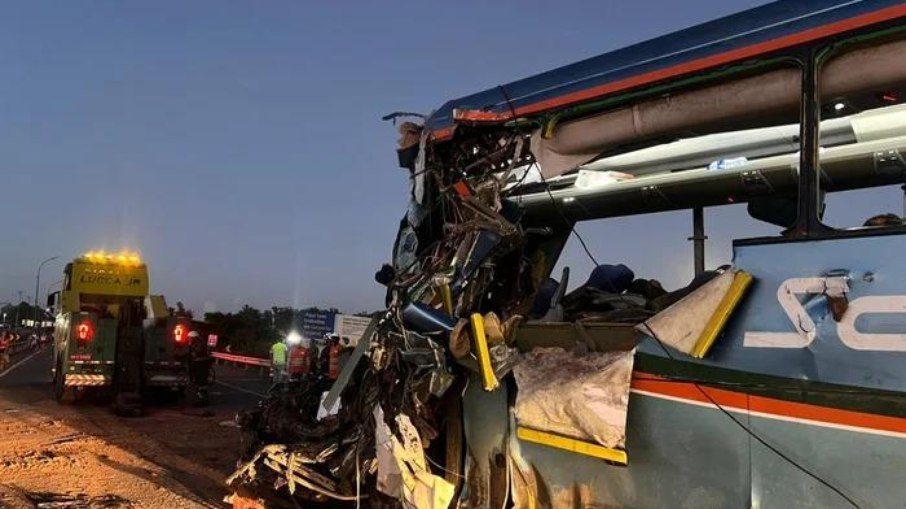 Caminhão teria tentado desviar de um congestionamento causado por veículo em pane, invadiu pista contrária e atingiu ônibus Caminhão teria tentado desviar de um congestionamento causado por veículo em pane, invadiu pista contrária e atingiu ônibus