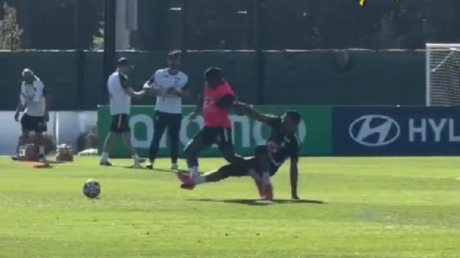 Casemiro dá entrada dura em Endrick no treino da Seleção