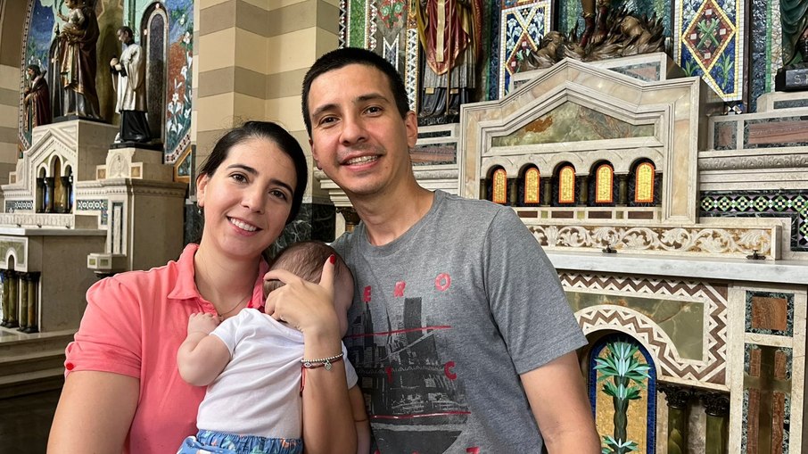Fernanda Ferreira, 34 anos, o marido Carlos Cernando, 35, e o filho do casal, Carlos Cernando, de cinco meses, participam da tradicional Benção dos Capuchinhos na Igreja dos Capuchinhos, na Tijuca, em busca de paz e um futuro melhor para 2026