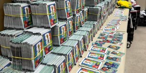 Polícia apreende 200 mil figurinhas falsificadas do álbum da Copa