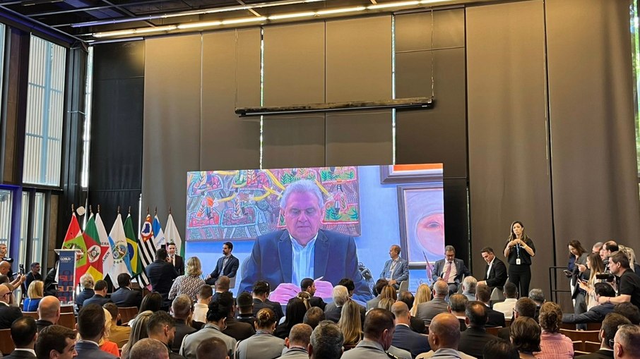 Da esquerda para a direita: o governador do Rio Grande do Sul, Eduardo Leite (PSDB), o governador de Santa Catarina, Jorginho Mello (PL), o procurador-geral de Justiça do Rio de Janeiro, Antônio José Campos Moreira, e o deputado federal pelo Rio Grande do Sul, Zucco (PL). No telão, o governador de Goiás, Ronaldo Caiado (União Brasil), que participou como convidado por videoconferência, durante o primeiro painel do Cosud, no Rio de Janeiro.