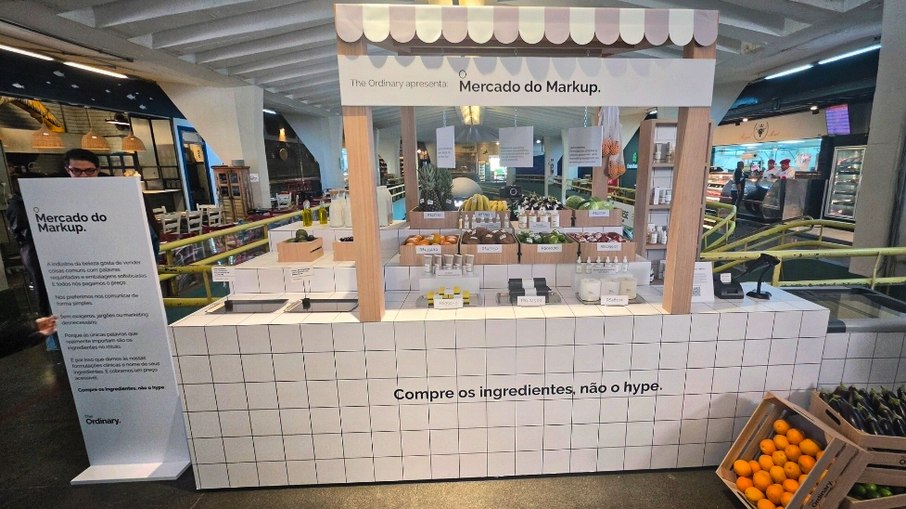 Instalação de The Ordinary questiona excessos do mercado Instalação de The Ordinary questiona excessos do mercado