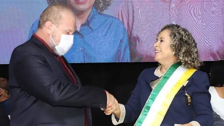 Em posse de prefeita, governador comenta aparência física dela: ‘Dá um caldo’