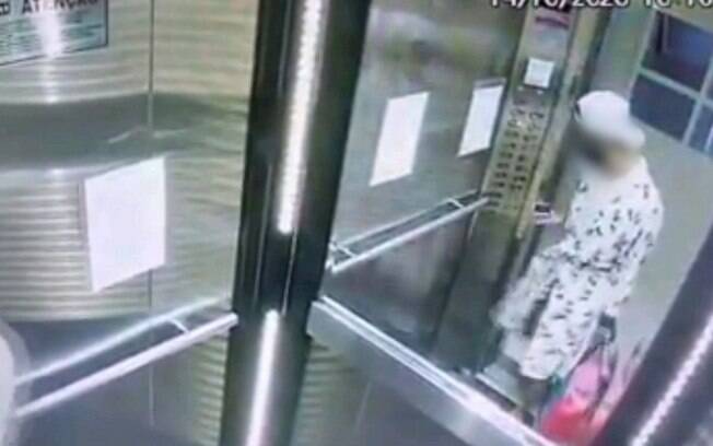 Homem assaltou prédio e fez selfie no elevador com roupão de vítima