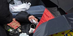 Casal sem-teto choca bairro com sexo em calçada e ameaças