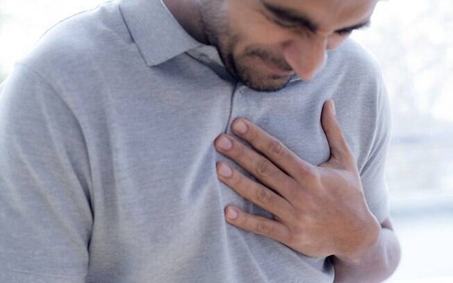 homem com a mão no peito homem com a mão no peito