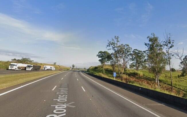 Carreta tomba após batida na Bandeirantes, em Campinas